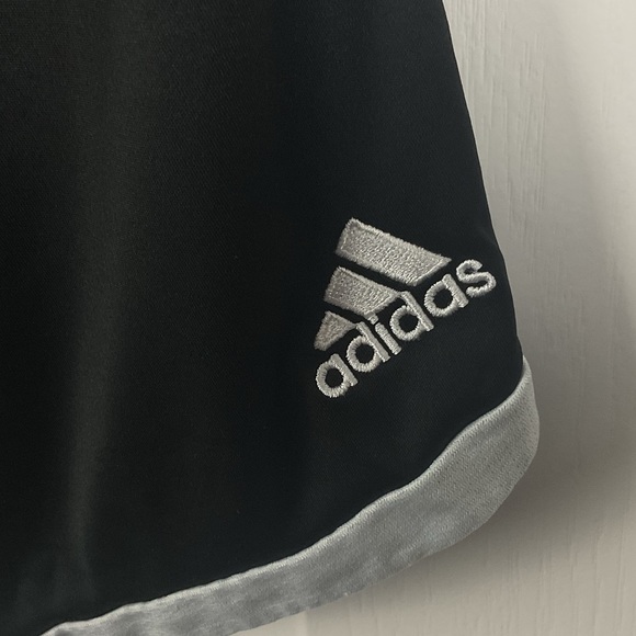 Pre-Owned Adidas Women’s Black and White Climacool Marathon Shorts, Size Medium - Picture 6 of 6